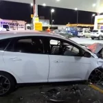 Insólita secuencia en General Paz: un conductor chocó un auto estacionado y huyó, lo persiguieron y terminó destrozando dos coches más