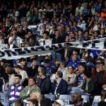 Clima caliente en el Bernabéu: retiraron carteles contra Florentino y silbaron a los jugadores