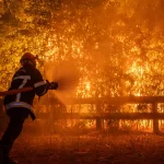 Qué es una tormenta de fuego: el incendio extremo que crea su propio clima y está arrasando Europa