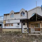 Encuentran un muerto dentro de un hotel de los Kirchner ocupado ilegalmente y la Justicia ordena su desalojo