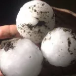 Granizo como pelotas de tenis, techos volados y barrios anegados: los daños que dejó el temporal y qué provincias siguen en alerta