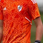 Quién es Jaroszewicz, el arquero de 18 años convocado en River
