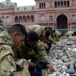 Retiraron las piedras del memorial a las víctimas del Covid en Plaza de Mayo por el “operativo retorno” de la Selección tras el Mundial