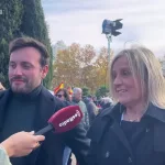 La manifestación contra Sánchez a pie de calle: "Estoy aquí por la dignidad de España"