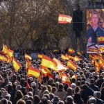 Una multitud clama en el Templo de Debod contra la "mafia de Sánchez": "¿Hasta dónde va a tragar el PSOE?"