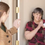 Cuánto cobran las niñeras o cuidadoras en marzo de 2026 con aumento y bono