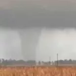 Un impactante tornado azotó Las Flores: destruyó una casa, dejó heridos y gran parte de la ciudad quedó sin luz