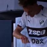 Video: Mainero le pegó una piña al banco y se cortó la mano