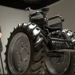 Diseñaron una silla de ruedas que puede pasar por arriba de los autos que obstruyen rampas: es para concientizar