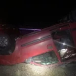 Una familia volvía de las vacaciones y volcó con su auto en Río Negro: murieron un padre y su hija