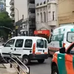 Una ambulancia chocó contra el metrobus de avenida Cabildo y hay dos menores heridos