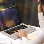 Cuando las redes reemplazan a la escuela: uno de cada tres jóvenes busca educación financiera con influencers, pero no se siente informado