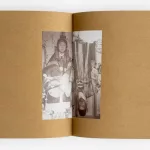 A través de 1.300 fotos, la artista de origen coreano Suwon Lee reescribe la historia de sus abuelos