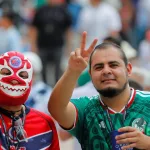 El original cántico de los hinchas mexicanos contra Uruguay: “Las estrellas en blanco y negro no se deben de contar”