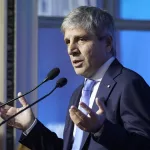 “¿Cuánto facturaste por ese comentario?”, Luis Caputo cruzó con dureza a un consultor peronista que lo acusó de no haber pisado jamás una fábrica