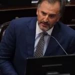 Polémica en el Senado: el libertario Benegas Lynch tiene una empresa que gestiona la venta de terrenos a extranjeros y el peronismo salió a cruzarlo