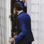 Sánchez entra en modo electoral y hostiga a Ayuso con el aborto para dividir al PP y recuperar el voto femenino