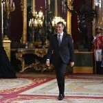 Sánchez se marcha antes de acabar el besamos sin hablar con los invitados ni la prensa