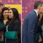 Empieza el circo del 8-M: Sánchez lleva a Sarah Santaolalla con el brazo en cabestrillo como referente del feminismo