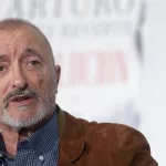 Pérez-Reverte elude la tempestad: el enfrentamiento de García Montero con la RAE fractura a la cultura española
