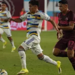 Aranda: gran debut como titular en Boca, participación en un gol y sus espejos