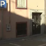 Pilla a su mujer en la cama con su compañero de piso y le asesta una puñalada