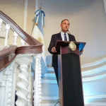 “Vengo una semana a deslomarme a Nueva York, quería que mi esposa me acompañe”: Manuel Adorni defendió el viaje de su mujer en el avión presidencial