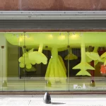 Con un jardín colgante flúo, reabrió la histórica sala del Fondo Nacional de las Artes de la calle Alsina