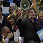 Milei retomó la campaña, planteó que se está en un momento bisagra y habló de “la barbarie comunista de los Kirchner”