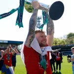 La increíble definición en Inglaterra: los hinchas creían que lo ganaban e invadieron la cancha, pero el rival empató sobre la hora y se quedó con el ascenso