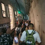 Por una falla técnica y un pasajero descompuesto, evacuaron por los túneles una formación de la línea E de subte
