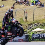 Video: Bezzechi, líder en el Mundial de Moto GP, a los cachetazos con un comisario de pista en plena Sprint