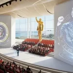 Donald Trump mostró cómo será su biblioteca en Miami, protagonizada por una estatua dorada gigante de él mismo