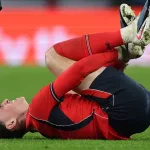 Las disculpas de Araújo a Foden por el patadón en Inglaterra-Uruguay