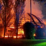 Un incendio devora la cúpula de madera del restaurante Mas Marroch, emblema de los hermanos Roca