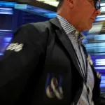 La disparada del petróleo y la caída de las tecnológicas hunden las bolsas mundiales y vuelve a subir el riesgo país en la Argentina
