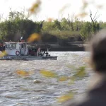 Buscan a un adolescente que cayó al río Paraná cuando estaba con sus amigos en una canoa