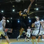 Con una remontada increíble, Obras le ganó a Peñarol y se prendió en la Liga Nacional