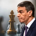 Sánchez despliega nueve coches de escolta y treinta policías para jugar una ‘partidita’ de ajedrez en Malasaña