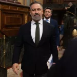 Abascal: "No son capaces de aprobar unos presupuestos pero van a salvar el mundo con un impuesto a la gasolina"