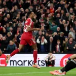 Video: blooper del Dibu y gol para el Liverpool de Mac Allister
