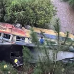 Un micro chocó contra un auto y cayó desde un puente en Misiones: hay al menos dos muertos