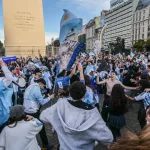 Fiesta y desahogo total en el Obelisco luego del heroico triunfo de la Selección con una ilusión que crece