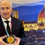 Un médico argentino creó una innovadora técnica para operar una enfermedad de la vista y fue premiado en Italia