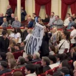 Incómodo momento para Kicillof: le reclamaron que hable de “Cristina libre” y sus seguidores taparon los gritos con cánticos de “Axel Presidente”