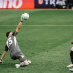 La atajada de película con la que Dibu Martínez salvó al Aston Villa