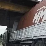 Más de 4 kilómetros de cola en Panamericana por un camión que quedó trabado debajo de un puente