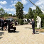 Milan Kundera ya descansa en Brno: enterraron sus cenizas junto a las de su esposa Vera