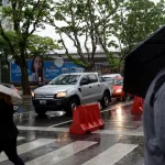 Una sorpresiva lluvia amargó el domingo y el pronóstico anticipa mucho calor y más agua en la semana