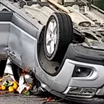 Dramático choque en cadena y vuelco en Parque Centenario: hay un herido